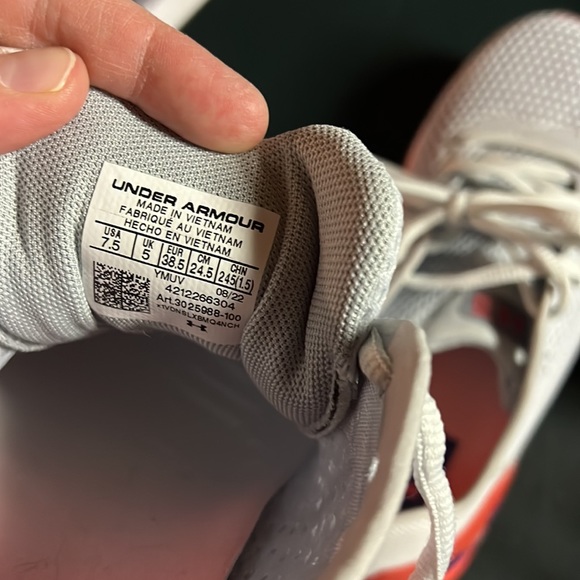 Like-new 7.5 under armor sneakers - Picture 4 of 5
